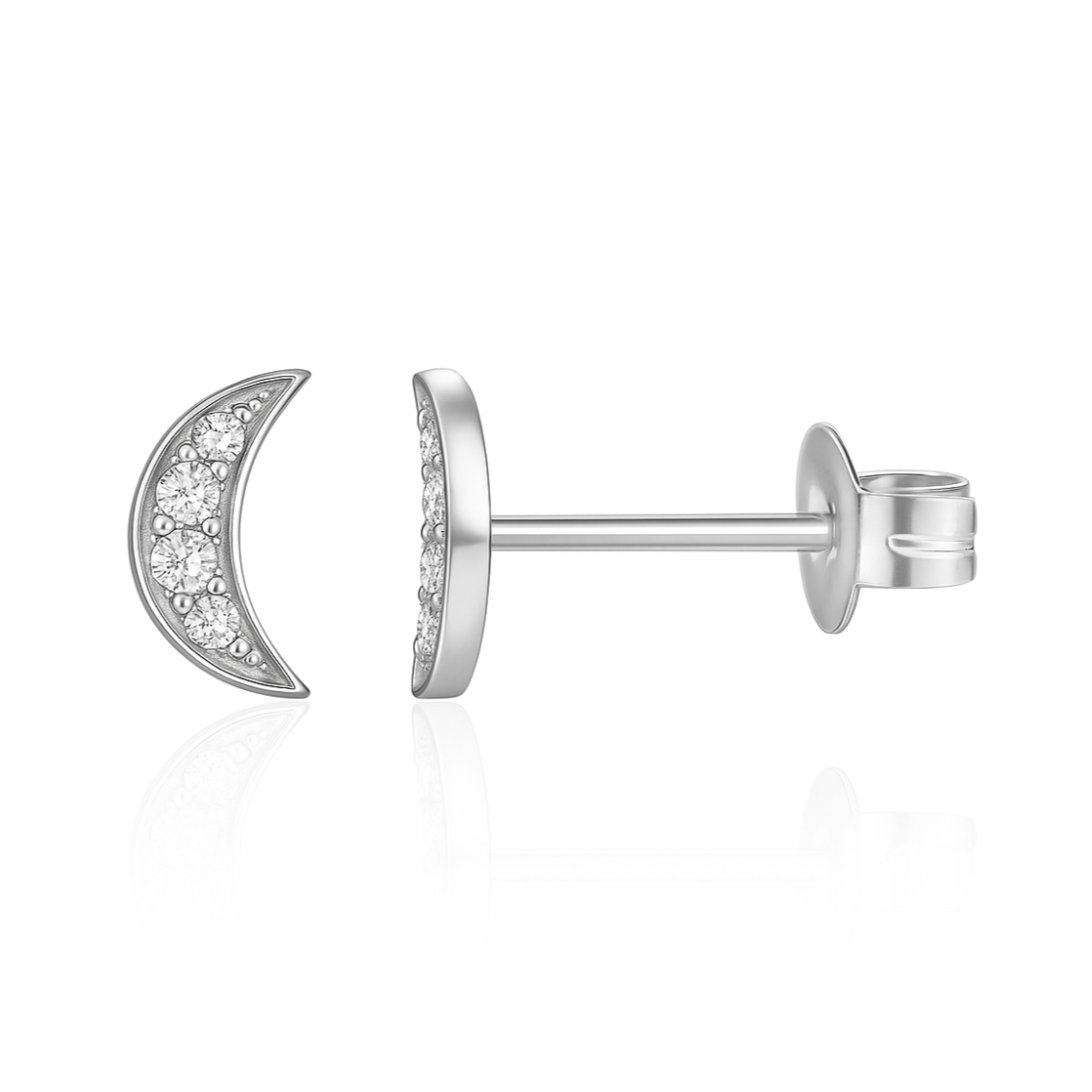 Légères et poétiques, ces puces d’oreilles croissant de lune en argent 925 sont incrustées de zirconiums étincelants pour une touche lunaire et délicate au quotidien.

Matériau : Argent massif 925, oxydes de zirconium blancs, hypoallergénique, résistant au ternissement.