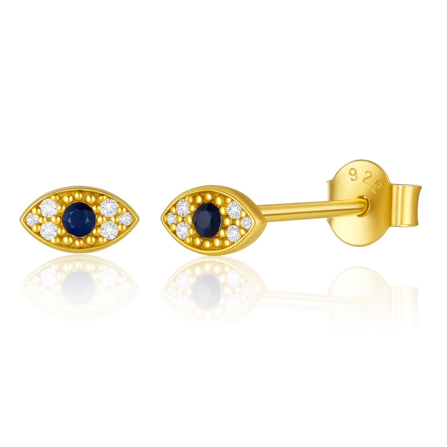 Portez un symbole fort avec ces puces d’oreilles œil en argent 925 doré à l’or fin, serties d’un centre bleu profond façon saphir entouré d’oxydes de zirconium étincelants. Un bijou fin et chargé de symbolique protectrice.