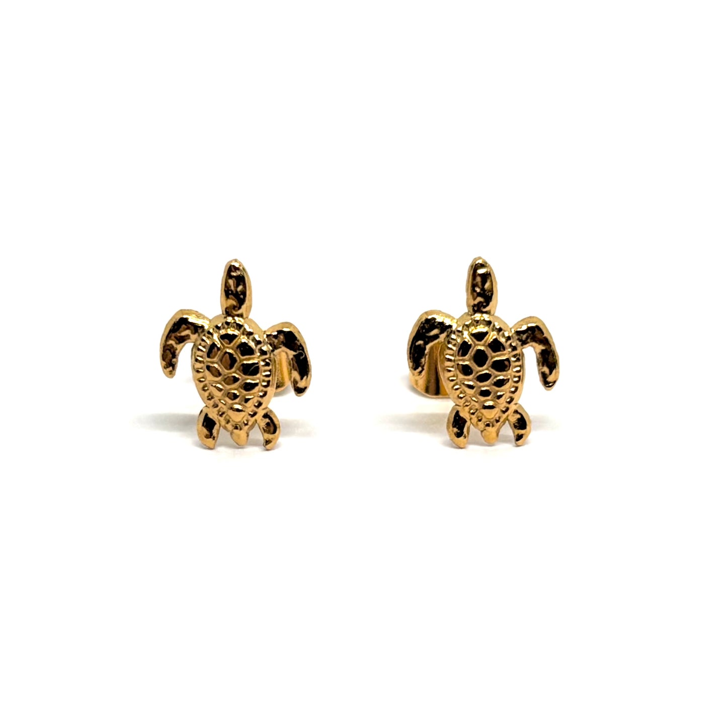 Boucles d’oreilles puces tortue dorée en acier inoxydable, design marin travaillé et symbolique. Bijou féminin, résistant à l’eau et hypoallergénique, parfait pour un look bohème chic inspiré de la mer et de la nature