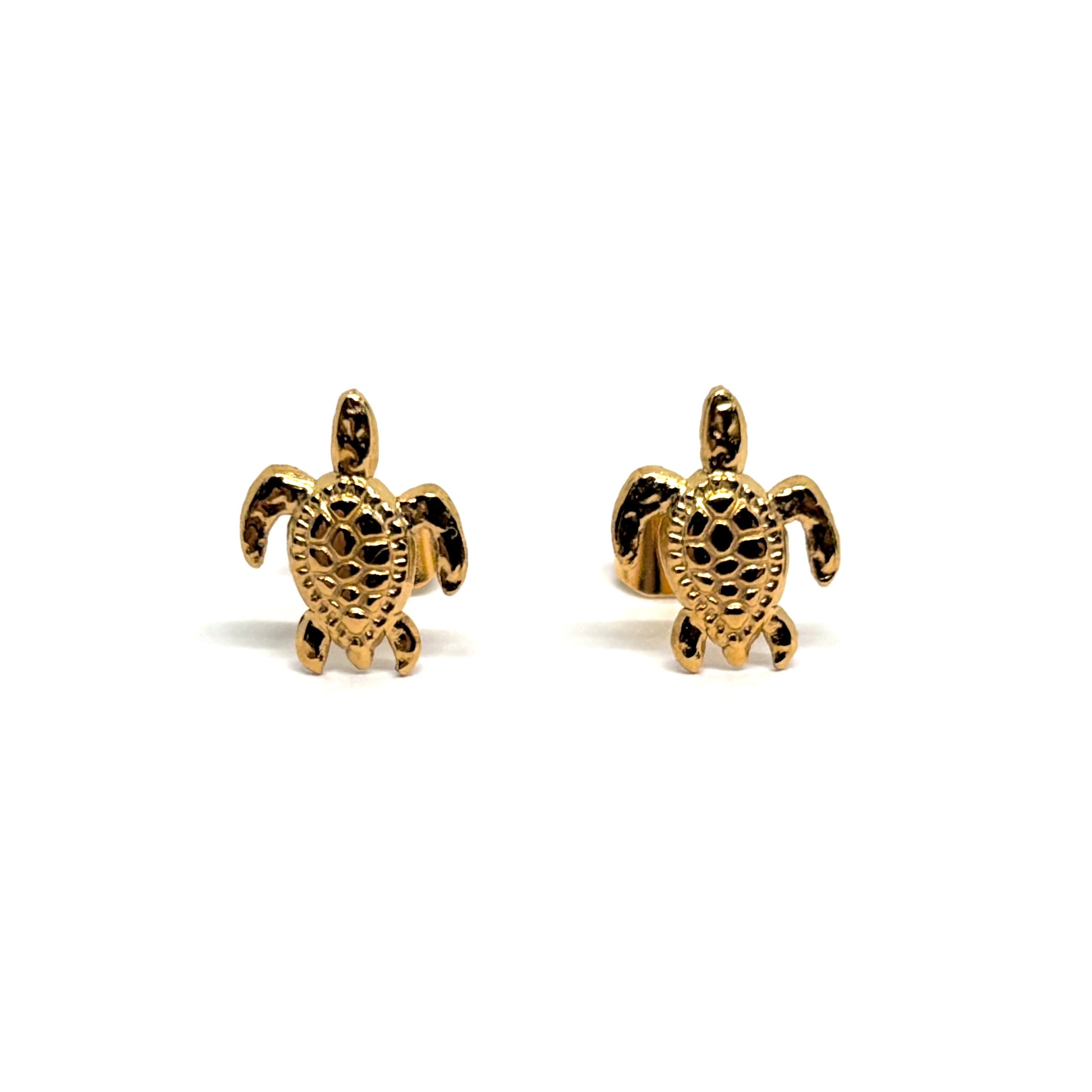 Boucles d’oreilles puces tortue dorée en acier inoxydable, design marin travaillé et symbolique. Bijou féminin, résistant à l’eau et hypoallergénique, parfait pour un look bohème chic inspiré de la mer et de la nature