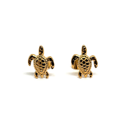 Boucles d’oreilles puces tortue dorée en acier inoxydable, design marin travaillé et symbolique. Bijou féminin, résistant à l’eau et hypoallergénique, parfait pour un look bohème chic inspiré de la mer et de la nature