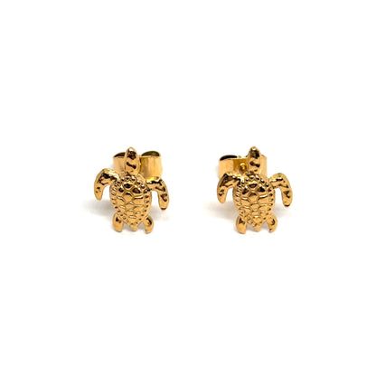 Boucles d’oreilles puces tortue dorée en acier inoxydable, design marin travaillé et symbolique. Bijou féminin, résistant à l’eau et hypoallergénique, parfait pour un look bohème chic inspiré de la mer et de la nature