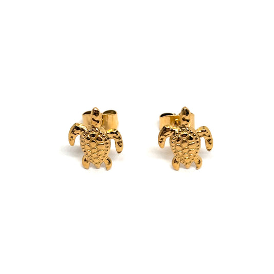 Boucles d’oreilles puces tortue dorée en acier inoxydable, design marin travaillé et symbolique. Bijou féminin, résistant à l’eau et hypoallergénique, parfait pour un look bohème chic inspiré de la mer et de la nature