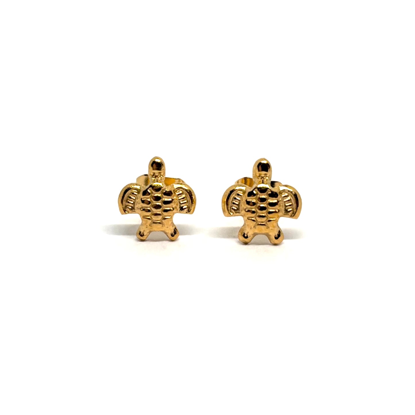 Boucles d’oreilles puces tortue dorée en acier inoxydable, bijou symbolique féminin évoquant la sagesse et la protection. Design marin raffiné, résistant à l’eau et hypoallergénique, parfait pour un look bohème chic et naturel