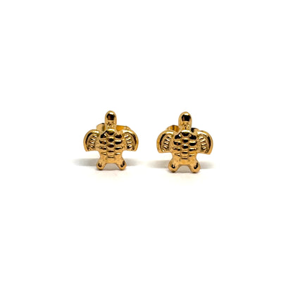 Boucles d’oreilles puces tortue dorée en acier inoxydable, bijou symbolique féminin évoquant la sagesse et la protection. Design marin raffiné, résistant à l’eau et hypoallergénique, parfait pour un look bohème chic et naturel