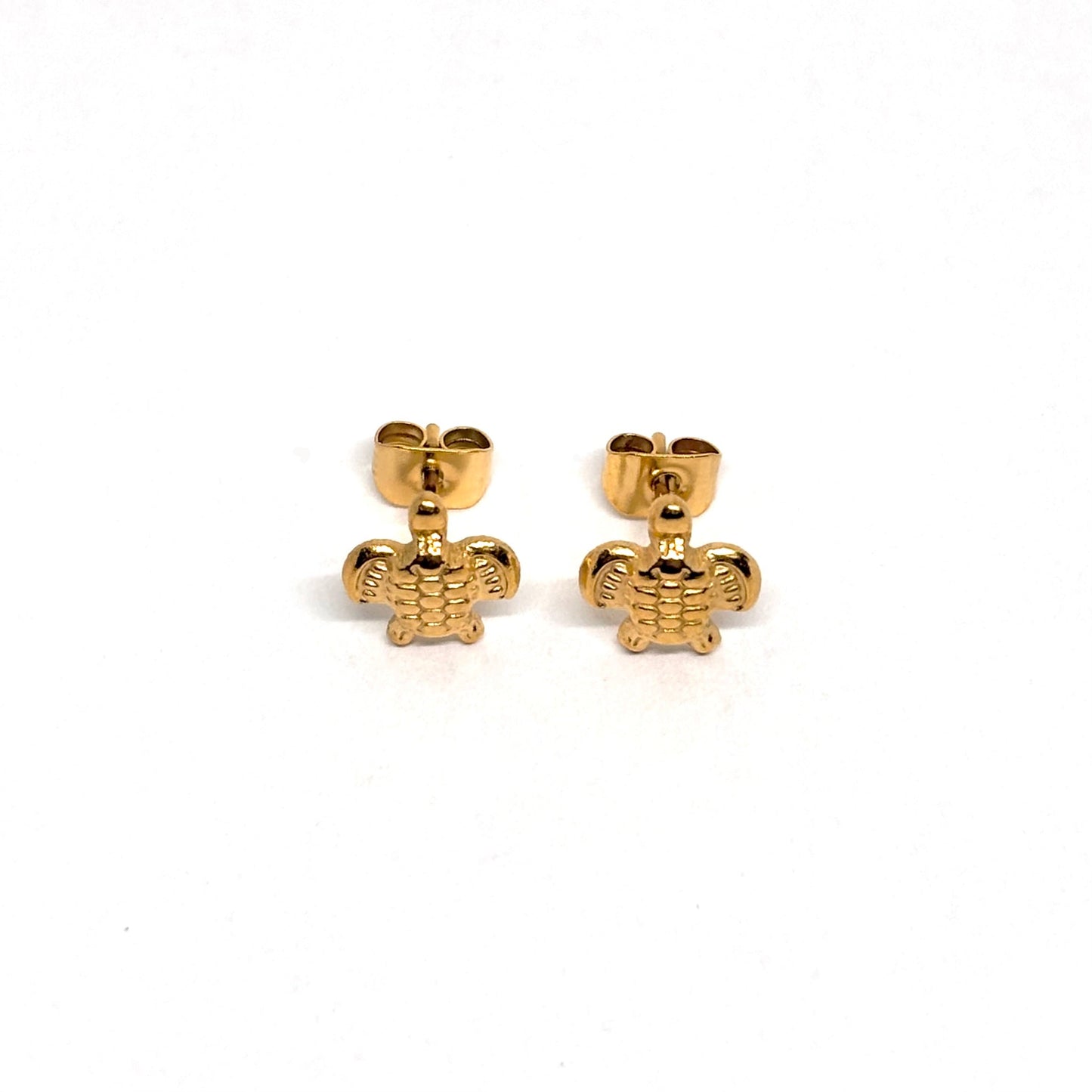 Boucles d’oreilles puces tortue dorée en acier inoxydable, bijou symbolique féminin évoquant la sagesse et la protection. Design marin raffiné, résistant à l’eau et hypoallergénique, parfait pour un look bohème chic et naturel