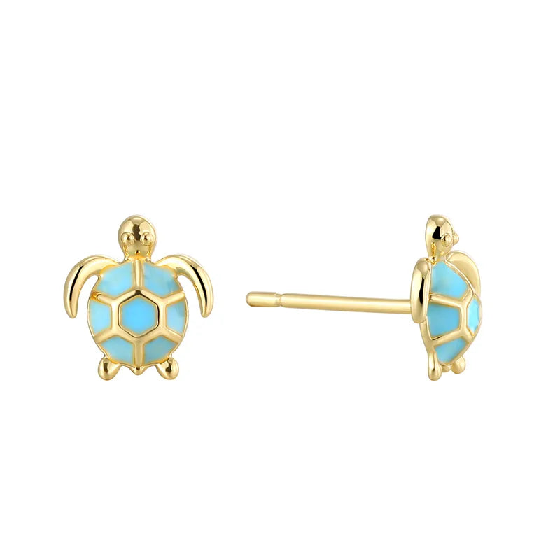 Boucles d’oreilles puces dorées pour femme en plaqué or, en forme de tortue avec carapace en émail bleu turquoise. Bijou estival et fantaisie au style marin et délicat, léger et symbolique, parfait pour un look d’été frais et lumineux.