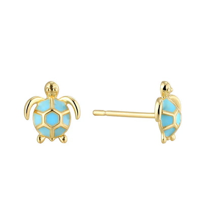 Boucles d’oreilles puces dorées pour femme en plaqué or, en forme de tortue avec carapace en émail bleu turquoise. Bijou estival et fantaisie au style marin et délicat, léger et symbolique, parfait pour un look d’été frais et lumineux.