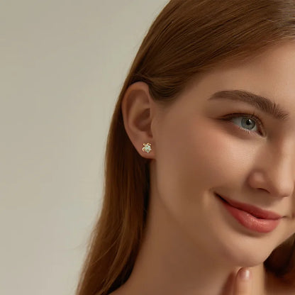 Boucles d’oreilles puces dorées pour femme en plaqué or, en forme de tortue avec carapace en émail bleu turquoise. Bijou estival et fantaisie au style marin et délicat, léger et symbolique, parfait pour un look d’été frais et lumineux.