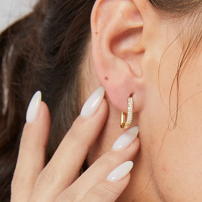 Boucles d’oreilles rectangles dorées pour femme en plaqué or, entièrement pavées de zircons scintillants. Bijou géométrique et sophistiqué au design moderne et couture, léger et élégant, parfait pour une tenue chic de jour ou de soirée