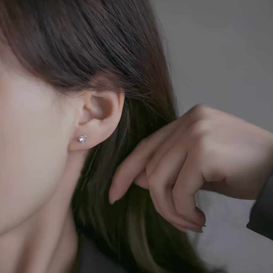 Ajoutez une touche d’éclat et de tendresse à votre look avec ces boucles d’oreilles puces en argent sterling 925, serties d’un zircon scintillant en forme de cœur de 3 mm. Leur design délicat et romantique apporte une lumière subtile et un charme discret à vos tenues, parfait pour celles qui recherchent un bijou à la fois simple, élégant et symbolique. Ces boucles sont idéales pour compléter vos tenues du quotidien ou pour offrir un cadeau plein d’amour et de douceur.

Matériau : Argent sterling 925, reconn