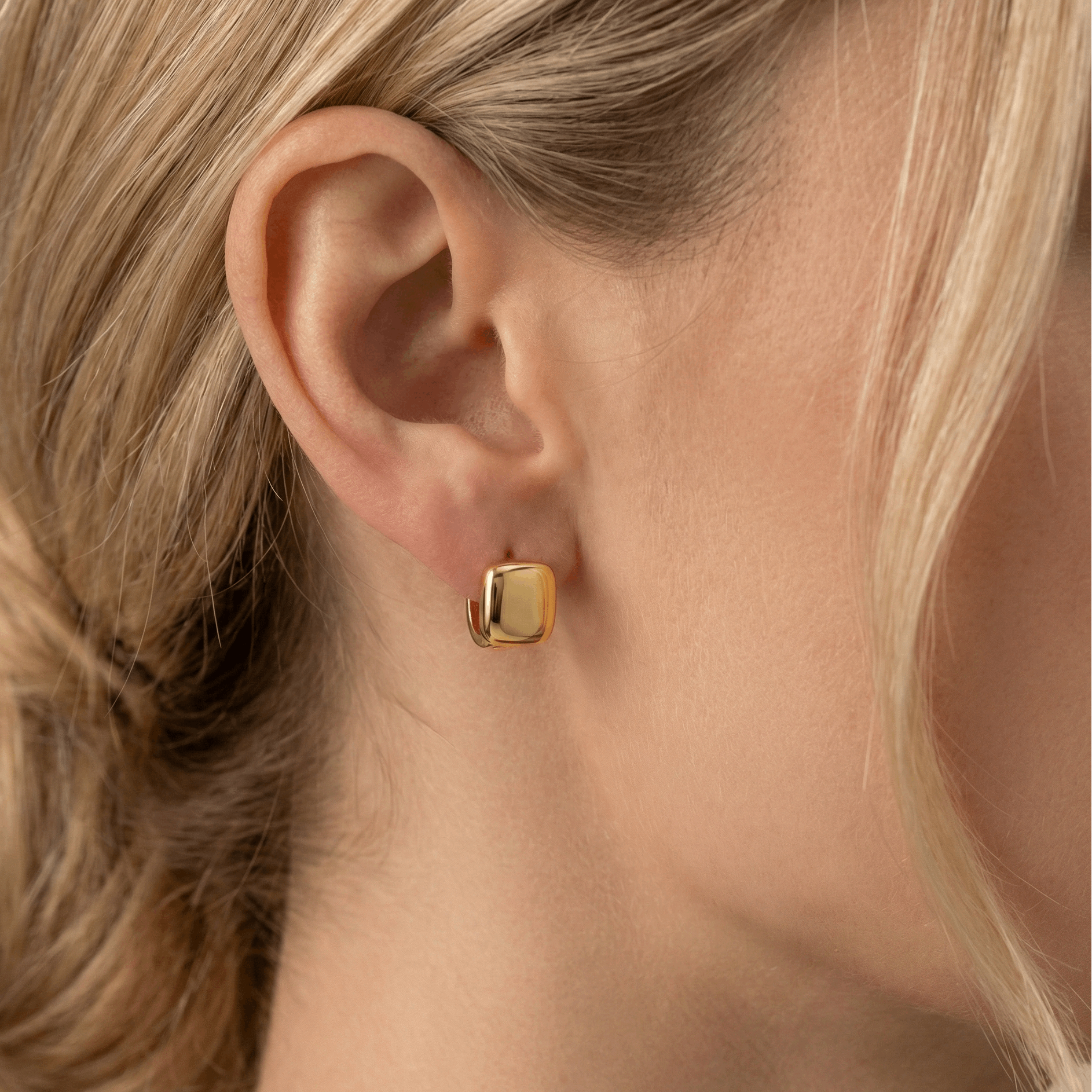 Boucles dorées à l’or 18k effet miroir, format compact 1,1 cm, design minimaliste, élégantes pour un usage quotidien