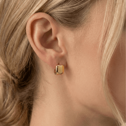 Boucles dorées à l’or 18k effet miroir, format compact 1,1 cm, design minimaliste, élégantes pour un usage quotidien