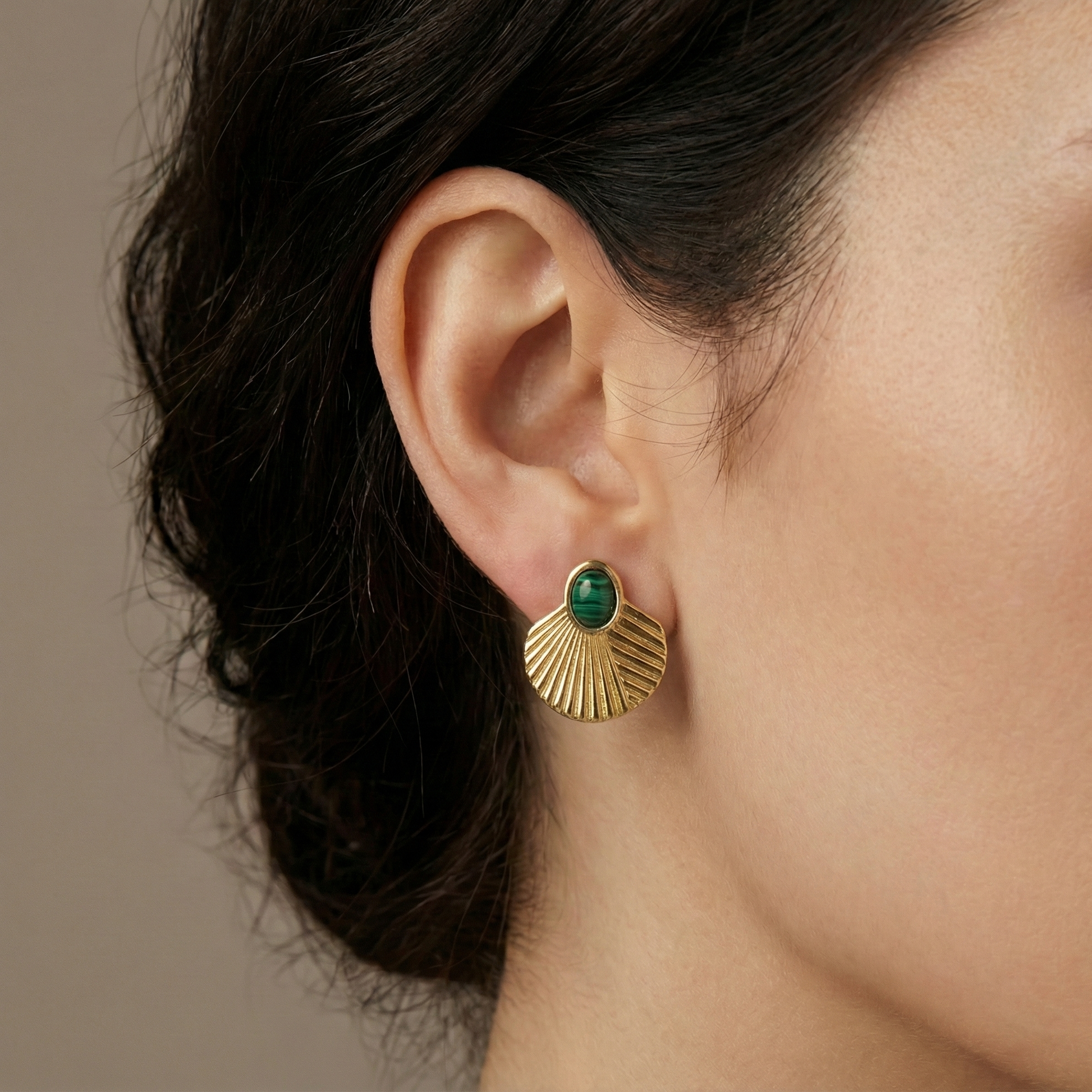 Boucles d’oreilles dorées en acier inoxydable effet coquillage avec pierre verte style malachite
