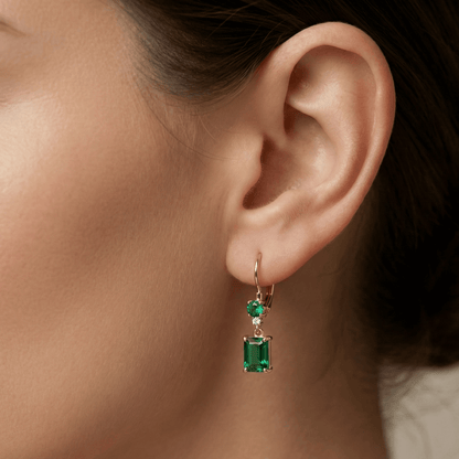 Boucles d’oreilles dorées or 18k pendantes avec pierres vertes