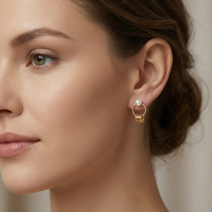 Boucles d’oreilles dorées or 18k avec perle blanche et anneaux géométriques