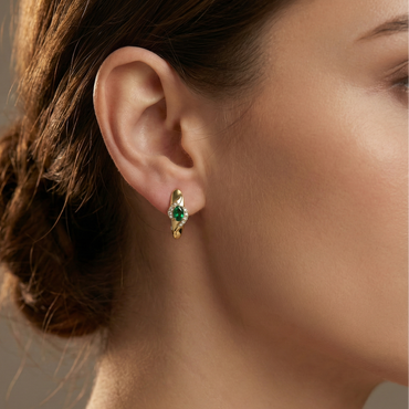 Boucles d’oreilles dorées or 18k avec pierre verte ovale et couronne de zircons blancs