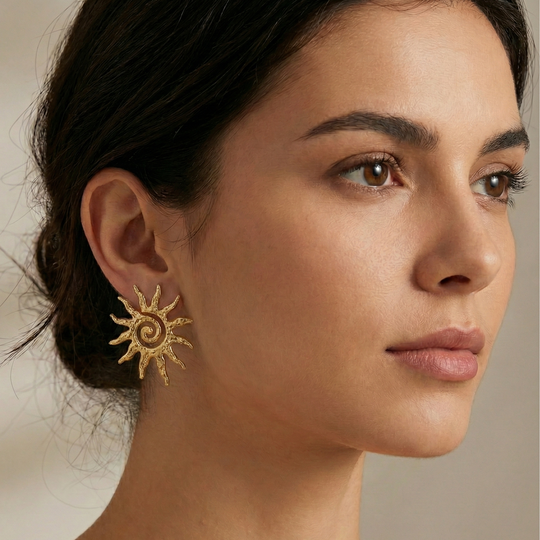 Boucles d'oreilles tendance motif soleil rayonnant : bijou style céleste bohème en acier inoxydable doré lumineux.