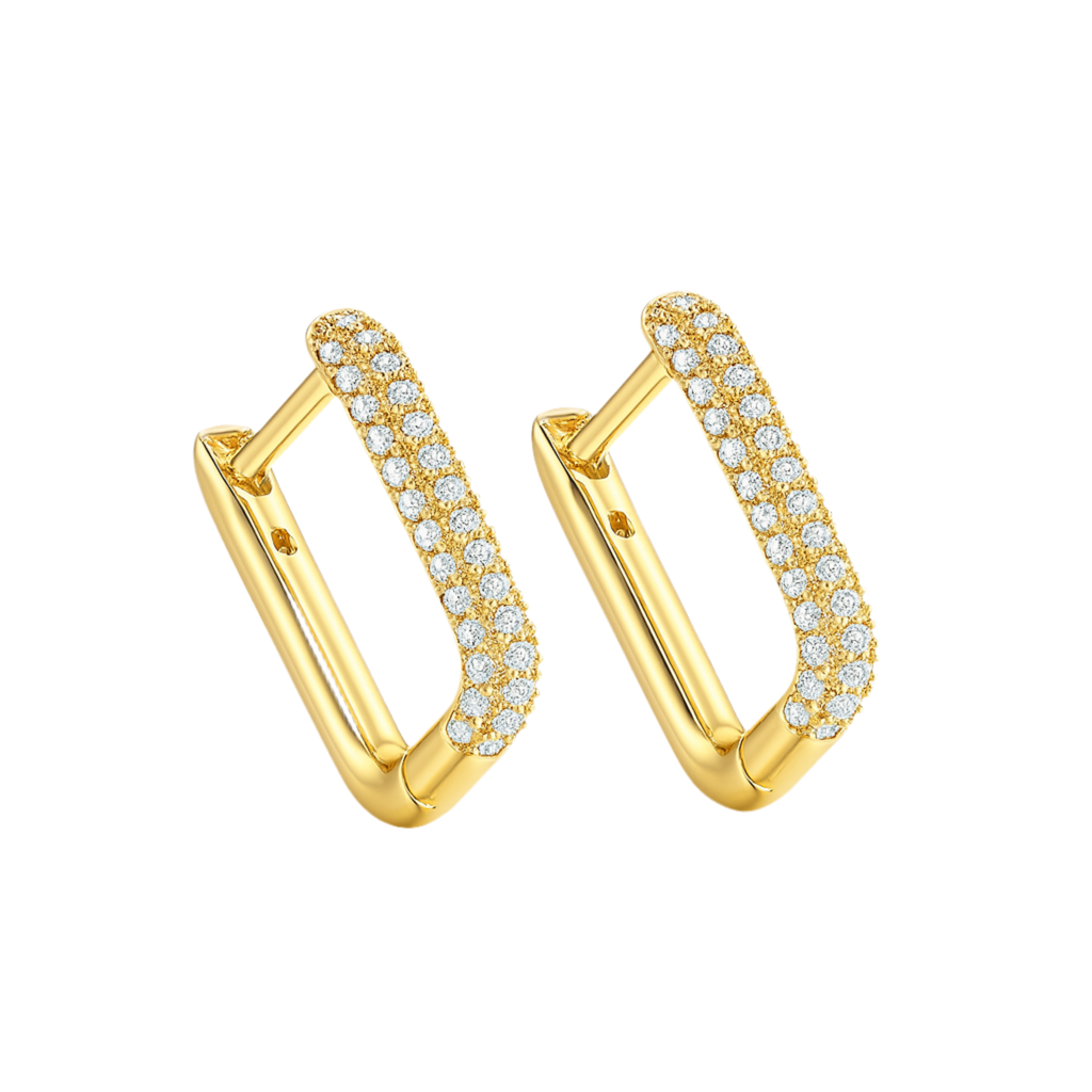 Ces boucles d’oreilles rectangles dorées incarnent une élégance contemporaine, avec leurs lignes anguleuses parfaitement structurées et leur surface entièrement pavée de zircons scintillants. Leur forme rectangulaire inédite modernise le concept classique de la créole, tout en offrant un éclat saisissant à chaque mouvement.