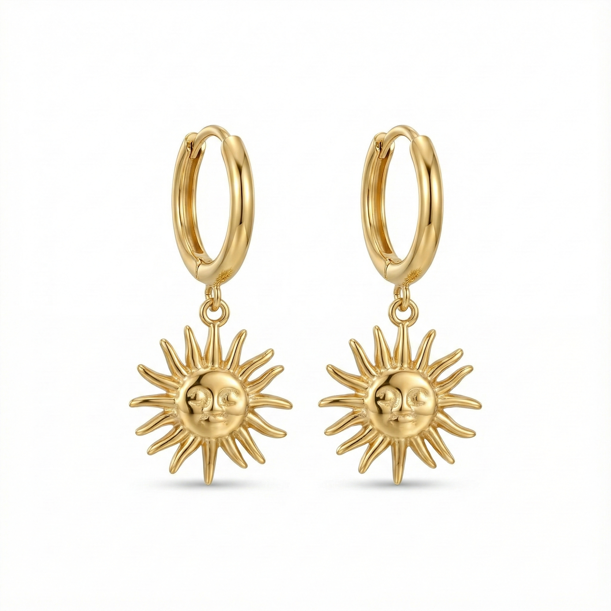 Boucles d'oreilles anneaux avec breloque (charms) soleil, bijou porte-bonheur symbolique en acier inoxydable doré.