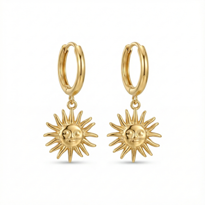 Boucles d'oreilles anneaux avec breloque (charms) soleil, bijou porte-bonheur symbolique en acier inoxydable doré.