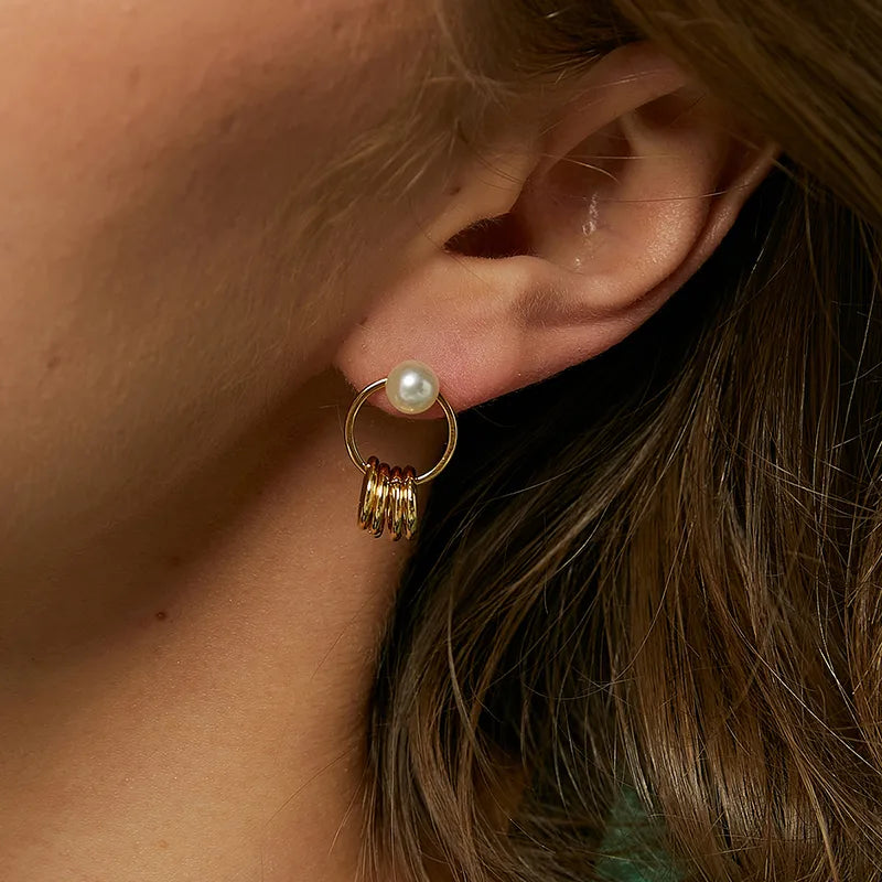 Boucles d’oreilles couleur or avec perle blanche et anneaux modernes, style élégant pour femme.