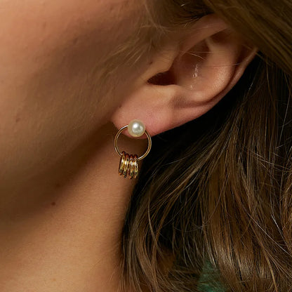 Boucles d’oreilles couleur or avec perle blanche et anneaux modernes, style élégant pour femme.
