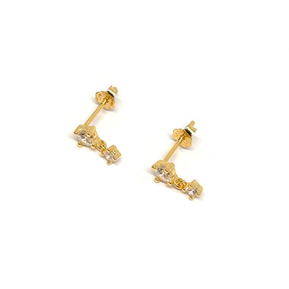 Boucles d’oreilles pendantes femme en argent 925 doré à l’or 18k, composées de quatre zircons étincelants dont un suspendu, pour un effet lumineux et raffiné. Bijou doré élégant, idéal pour sublimer une tenue de soirée ou ajouter une touche de brillance chic au quotidien. Légères, hypoallergéniques et durables, ces boucles d’oreilles en zircons dorés allient modernité et féminité avec un éclat intemporel. Cadeau parfait pour femme recherchant un bijou doré discret et glamour.