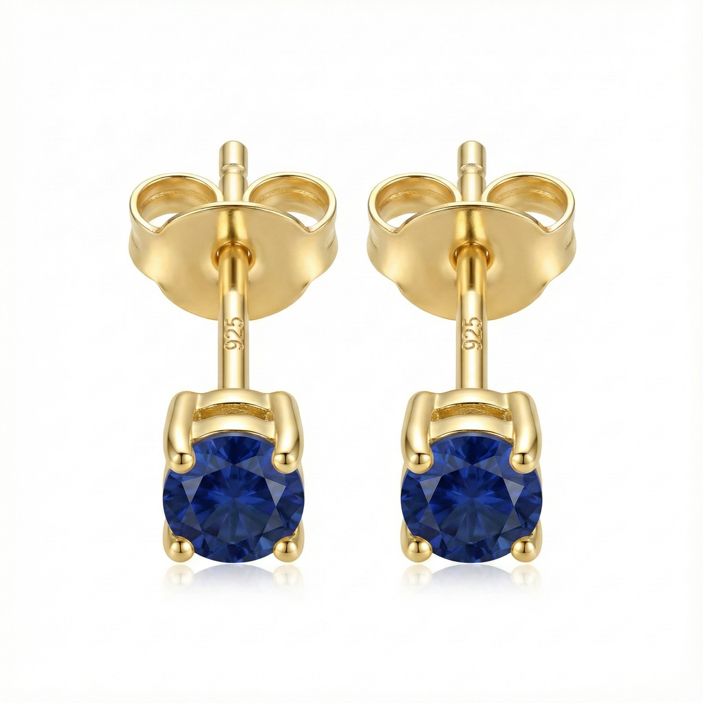 Boucles d'oreilles puces en argent doré avec pierre zircon couleur saphir bleu roi, style joaillerie élégant.