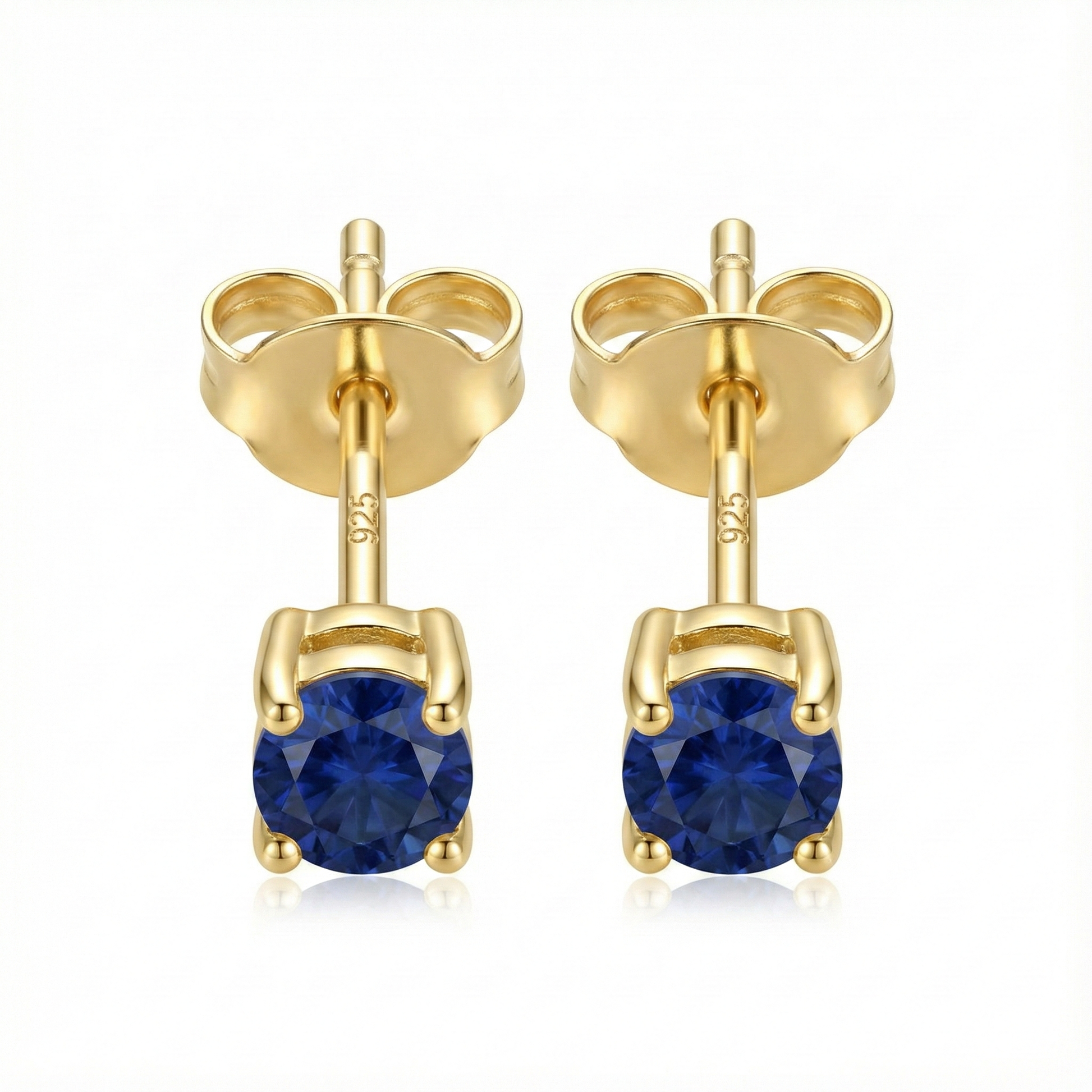 Boucles d'oreilles puces en argent doré avec pierre zircon couleur saphir bleu roi, style joaillerie élégant.