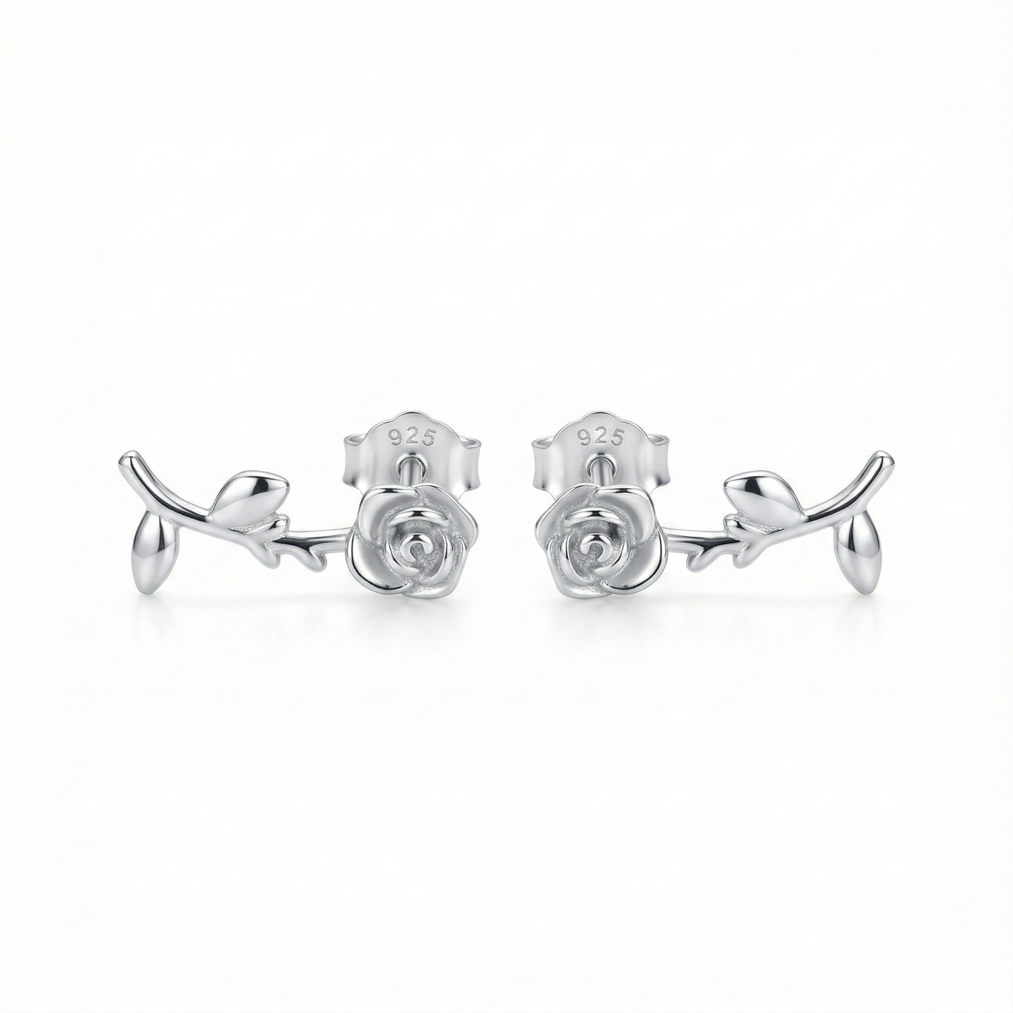 Boucles d'oreilles puces cœur lisse en argent fin 999 (pur), bijou minimaliste et hypoallergénique pour oreilles sensibles.