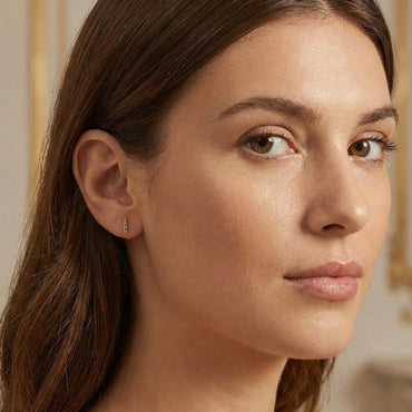 Puces d'oreilles barre verticale dorée sertie de pierres fines multicolores style arc-en-ciel