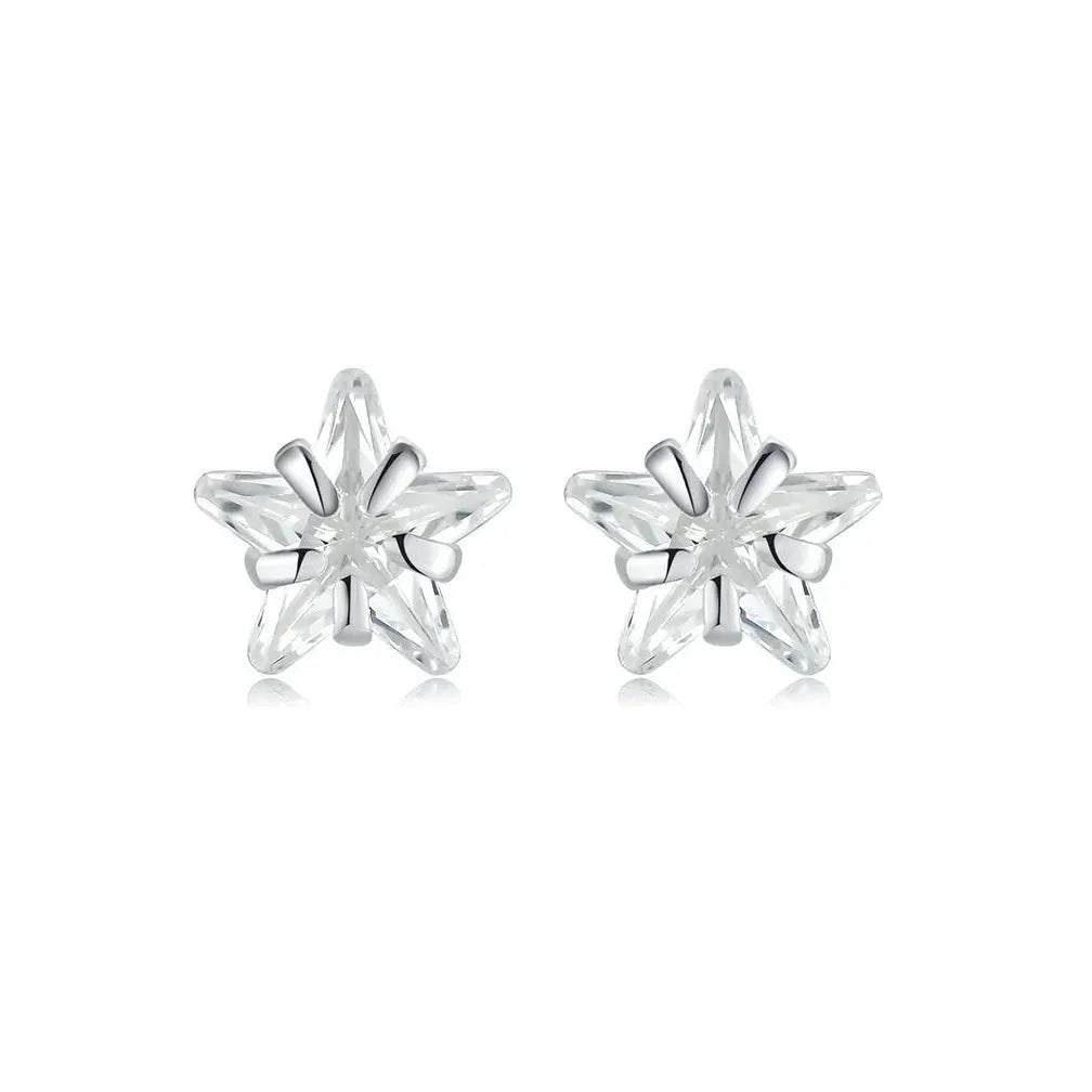 Paire de boucles d’oreilles carrées en argent 925 serties de pierres blanches taille princesse, design épuré et élégant, finition joaillerie contemporaine.