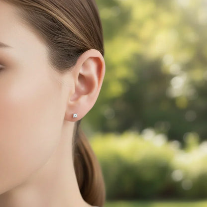 Paire de boucles d’oreilles carrées en argent 925 serties de pierres blanches taille princesse, design épuré et élégant, finition joaillerie contemporaine.