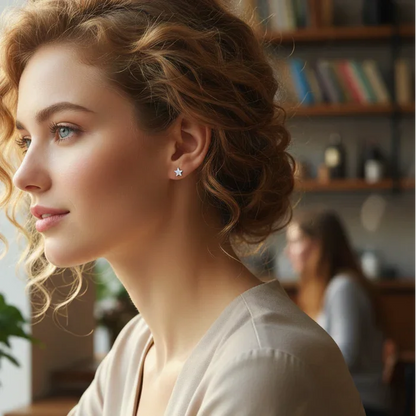 Paire de boucles d’oreilles carrées en argent 925 serties de pierres blanches taille princesse, design épuré et élégant, finition joaillerie contemporaine.