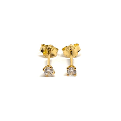 Boucles d’oreilles clous femme en argent sterling 925 doré à l’or fin, serties d’un zircon brillant pour un éclat discret et raffiné. Bijou doré minimaliste, idéal pour illuminer un look quotidien ou compléter une tenue élégante. Hypoallergéniques, résistantes à l’oxydation et confortables à porter, ces boucles d’oreilles en argent doré allient durabilité, brillance et élégance intemporelle. Parfaites comme cadeau lumineux pour femme aimant les bijoux dorés et épurés au style chic et sophistiqué.