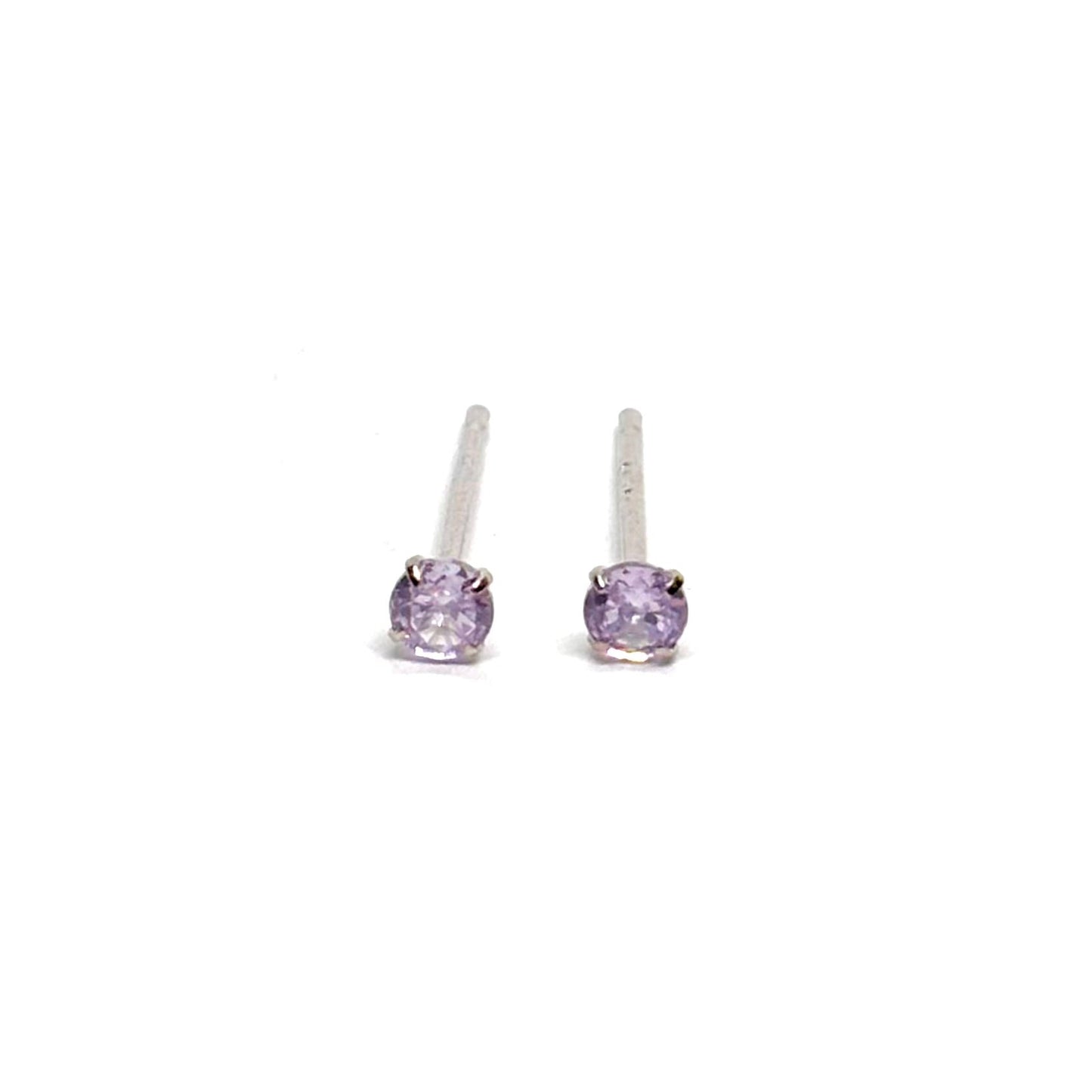 Boucles d’oreilles clous en argent sterling 925, ornées de pierres d’améthyste de 3 mm et de zircons brillants pour un éclat raffiné. Bijou femme élégant et minimaliste, idéal pour un usage quotidien ou pour compléter un look habillé avec une touche de couleur violette. Finition argentée durable et hypoallergénique, clous légers et confortables à porter toute la journée. Ces boucles d’oreilles zircon et améthyste incarnent la simplicité chic et la féminité moderne, parfaites pour offrir ou se faire plaisir.