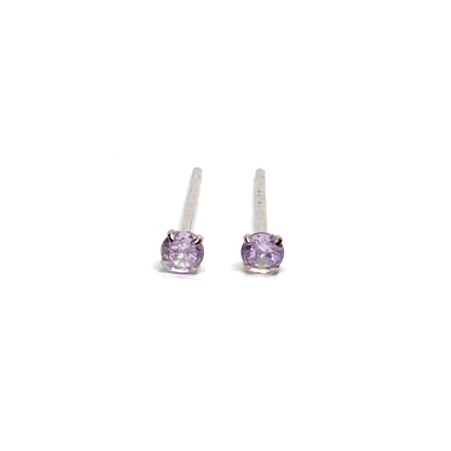 Boucles d’oreilles clous en argent sterling 925, ornées de pierres d’améthyste de 3 mm et de zircons brillants pour un éclat raffiné. Bijou femme élégant et minimaliste, idéal pour un usage quotidien ou pour compléter un look habillé avec une touche de couleur violette. Finition argentée durable et hypoallergénique, clous légers et confortables à porter toute la journée. Ces boucles d’oreilles zircon et améthyste incarnent la simplicité chic et la féminité moderne, parfaites pour offrir ou se faire plaisir.