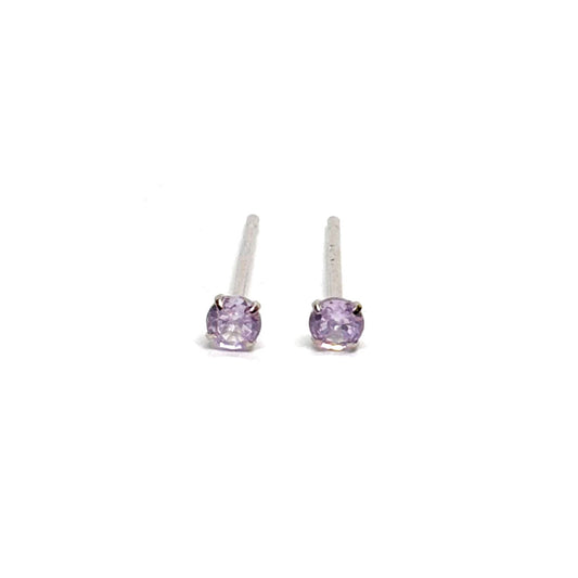 Boucles d’oreilles clous en argent sterling 925, ornées de pierres d’améthyste de 3 mm et de zircons brillants pour un éclat raffiné. Bijou femme élégant et minimaliste, idéal pour un usage quotidien ou pour compléter un look habillé avec une touche de couleur violette. Finition argentée durable et hypoallergénique, clous légers et confortables à porter toute la journée. Ces boucles d’oreilles zircon et améthyste incarnent la simplicité chic et la féminité moderne, parfaites pour offrir ou se faire plaisir.