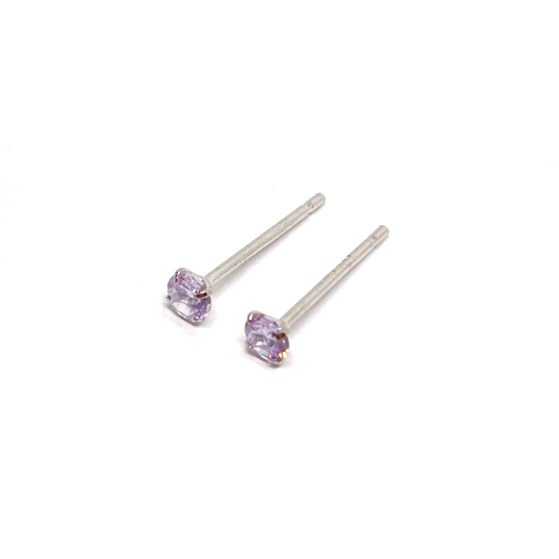 Boucles d’oreilles clous en argent sterling 925, ornées de pierres d’améthyste de 3 mm et de zircons brillants pour un éclat raffiné. Bijou femme élégant et minimaliste, idéal pour un usage quotidien ou pour compléter un look habillé avec une touche de couleur violette. Finition argentée durable et hypoallergénique, clous légers et confortables à porter toute la journée. Ces boucles d’oreilles zircon et améthyste incarnent la simplicité chic et la féminité moderne, parfaites pour offrir ou se faire plaisir.