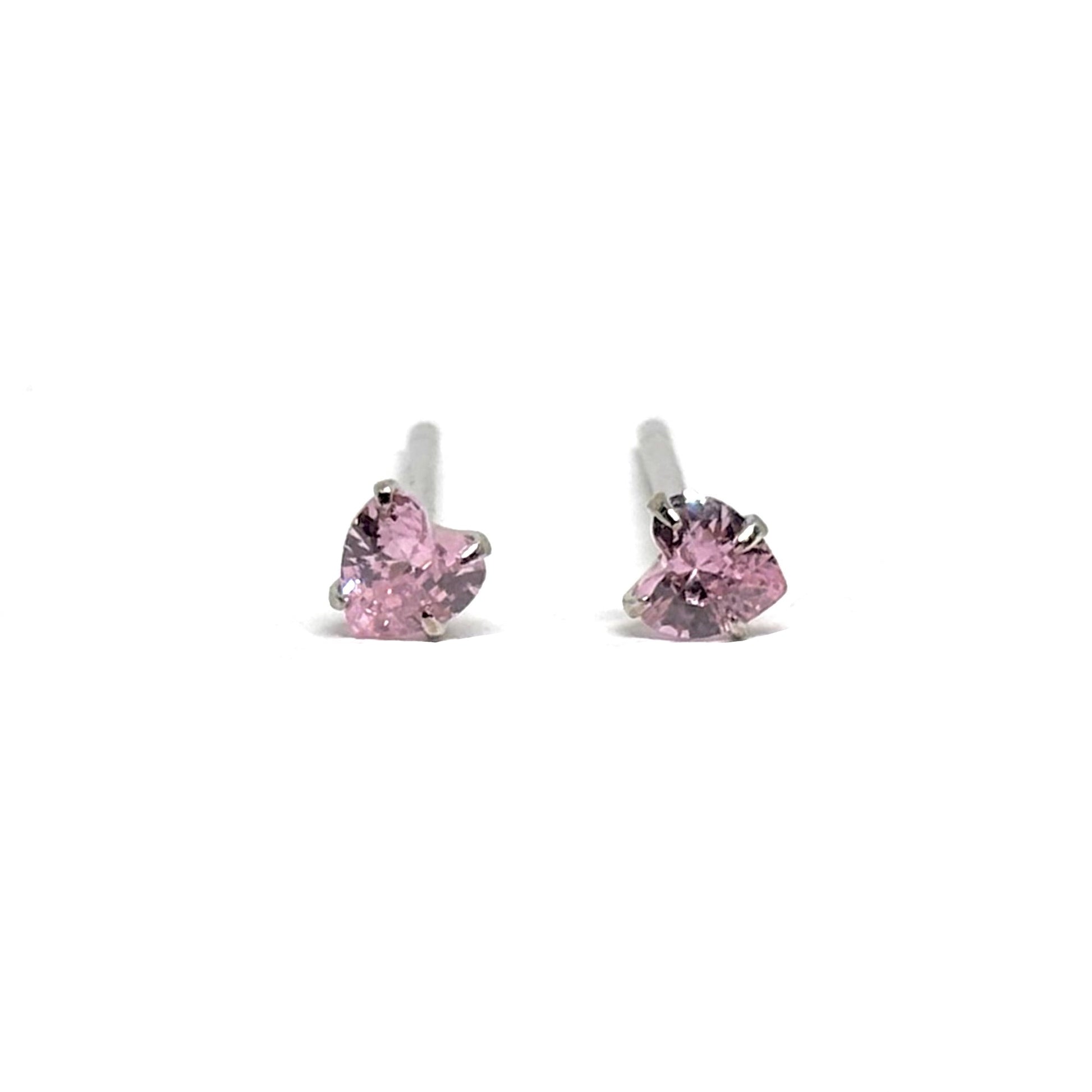 Boucles d’oreilles clous en argent sterling 925 ornées d’un zircon rose en forme de cœur de 3 mm, symbole d’amour et de féminité. Ces boucles délicates et raffinées offrent une brillance subtile et romantique, idéale pour compléter un look élégant au quotidien ou lors d’occasions spéciales. Fabriquées en argent sterling 925 de haute qualité, elles assurent durabilité et éclat durable. Légères et confortables, elles se portent toute la journée sans gêne. Un bijou intemporel et romantique, parfait à offrir ou