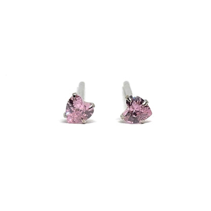Boucles d’oreilles clous en argent sterling 925 ornées d’un zircon rose en forme de cœur de 3 mm, symbole d’amour et de féminité. Ces boucles délicates et raffinées offrent une brillance subtile et romantique, idéale pour compléter un look élégant au quotidien ou lors d’occasions spéciales. Fabriquées en argent sterling 925 de haute qualité, elles assurent durabilité et éclat durable. Légères et confortables, elles se portent toute la journée sans gêne. Un bijou intemporel et romantique, parfait à offrir ou