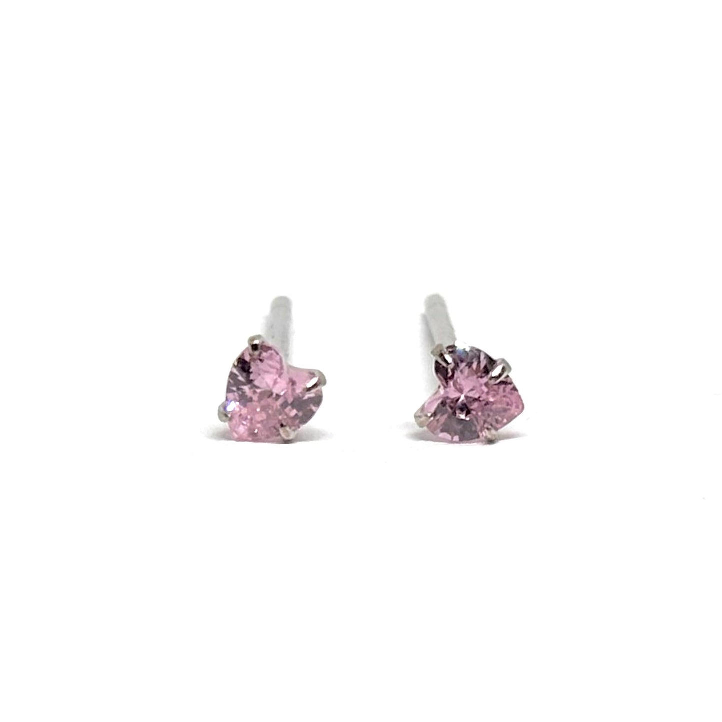 Boucles d’oreilles clous en argent sterling 925 ornées d’un zircon rose en forme de cœur de 3 mm, symbole d’amour et de féminité. Ces boucles délicates et raffinées offrent une brillance subtile et romantique, idéale pour compléter un look élégant au quotidien ou lors d’occasions spéciales. Fabriquées en argent sterling 925 de haute qualité, elles assurent durabilité et éclat durable. Légères et confortables, elles se portent toute la journée sans gêne. Un bijou intemporel et romantique, parfait à offrir ou