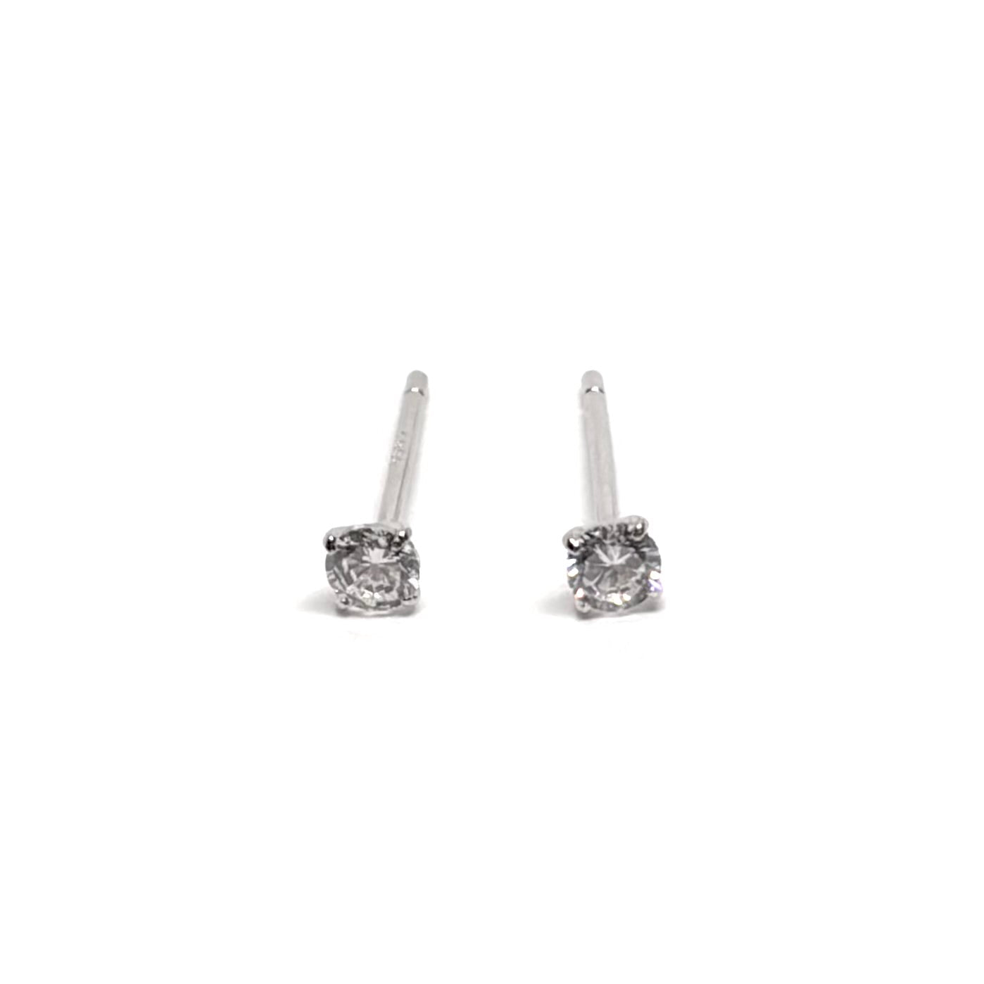 Boucles d'oreilles clous en argent sterling 925, ornées d'un zircon de 3 mm pour une brillance subtile mais captivante. Design élégant et intemporel, parfait pour le quotidien ou pour sublimer des occasions spéciales. L'argent sterling 925 assure durabilité et éclat, tandis que le zircon ajoute un éclat brillant. Légères, confortables et résistantes à l'oxydation, ces boucles d'oreilles raffinées apportent une touche de sophistication discrète à votre style. Idéales pour offrir ou s'offrir en cadeau.