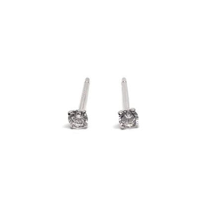 Boucles d'oreilles clous en argent sterling 925, ornées d'un zircon de 3 mm pour une brillance subtile mais captivante. Design élégant et intemporel, parfait pour le quotidien ou pour sublimer des occasions spéciales. L'argent sterling 925 assure durabilité et éclat, tandis que le zircon ajoute un éclat brillant. Légères, confortables et résistantes à l'oxydation, ces boucles d'oreilles raffinées apportent une touche de sophistication discrète à votre style. Idéales pour offrir ou s'offrir en cadeau.