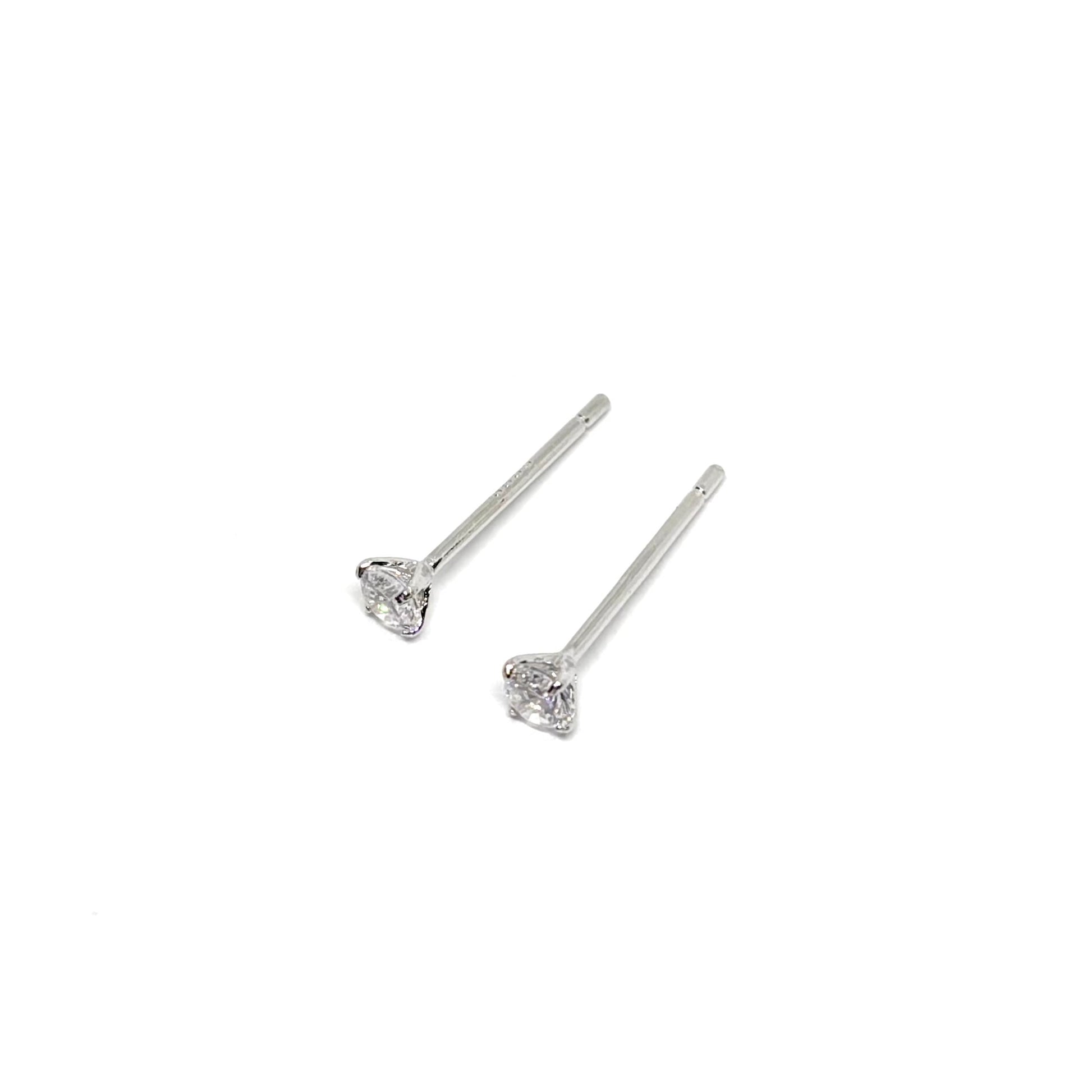 Boucles d'oreilles clous en argent sterling 925, ornées d'un zircon de 3 mm pour une brillance subtile mais captivante. Design élégant et intemporel, parfait pour le quotidien ou pour sublimer des occasions spéciales. L'argent sterling 925 assure durabilité et éclat, tandis que le zircon ajoute un éclat brillant. Légères, confortables et résistantes à l'oxydation, ces boucles d'oreilles raffinées apportent une touche de sophistication discrète à votre style. Idéales pour offrir ou s'offrir en cadeau.