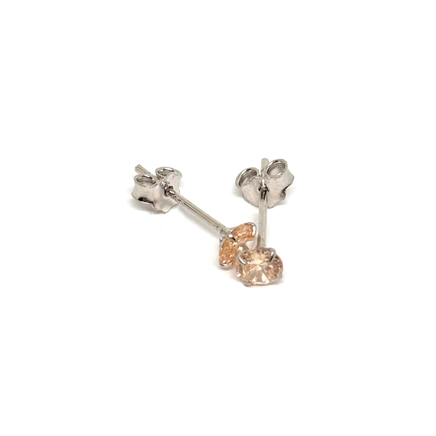 Boucles d'oreilles clous en argent sterling 925 avec zircon champagne de 5 mm, ajoutant une touche de raffinement et de lumière subtile à votre style. Leur design minimaliste et élégant les rend idéales pour le quotidien ou pour des événements spéciaux, offrant une brillance douce et discrète. Résistantes à l'oxydation, ces boucles conservent leur éclat au fil du temps, faisant d'elles le choix parfait pour celles qui recherchent un bijou sophistiqué et intemporel.