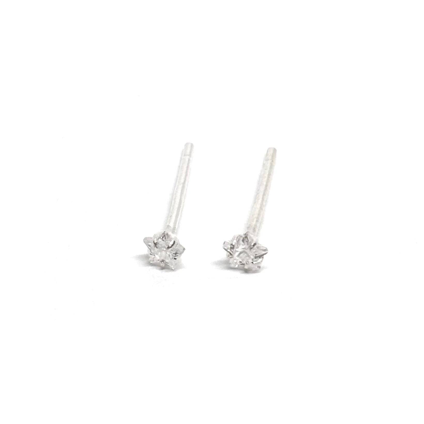 Boucles d'oreilles clous en argent sterling 925, ornées de zircons en forme d'étoile de 3 mm. Design moderne et raffiné, ces boucles capturent l'éclat d'une étoile scintillante, parfaites pour apporter une touche de magie et de sophistication à votre look. Fabriquées en argent sterling 925, elles sont légères et confortables à porter, idéales pour le quotidien ou pour une occasion spéciale. Un bijou élégant et lumineux, symbolisant la brillance céleste.
