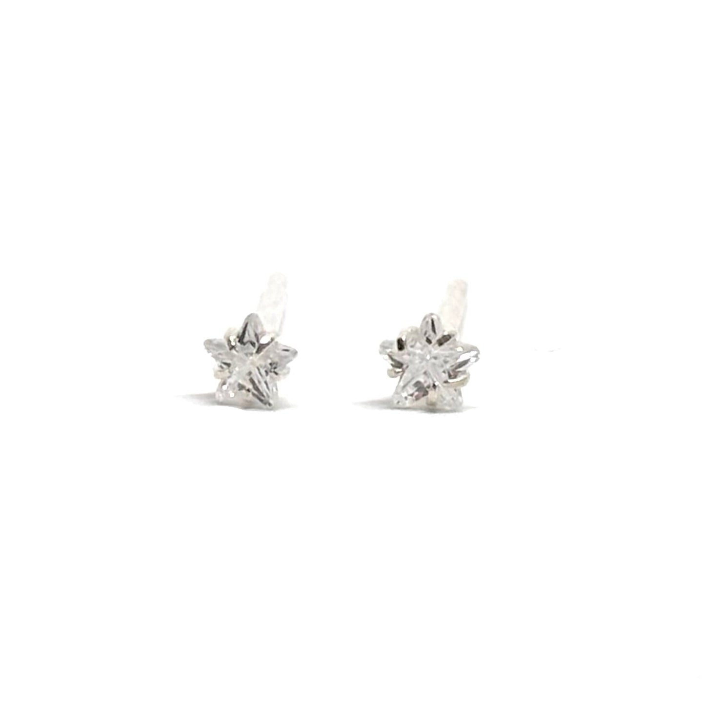 Boucles d'oreilles clous en argent sterling 925, ornées de zircons en forme d'étoile de 3 mm. Design moderne et raffiné, ces boucles capturent l'éclat d'une étoile scintillante, parfaites pour apporter une touche de magie et de sophistication à votre look. Fabriquées en argent sterling 925, elles sont légères et confortables à porter, idéales pour le quotidien ou pour une occasion spéciale. Un bijou élégant et lumineux, symbolisant la brillance céleste.