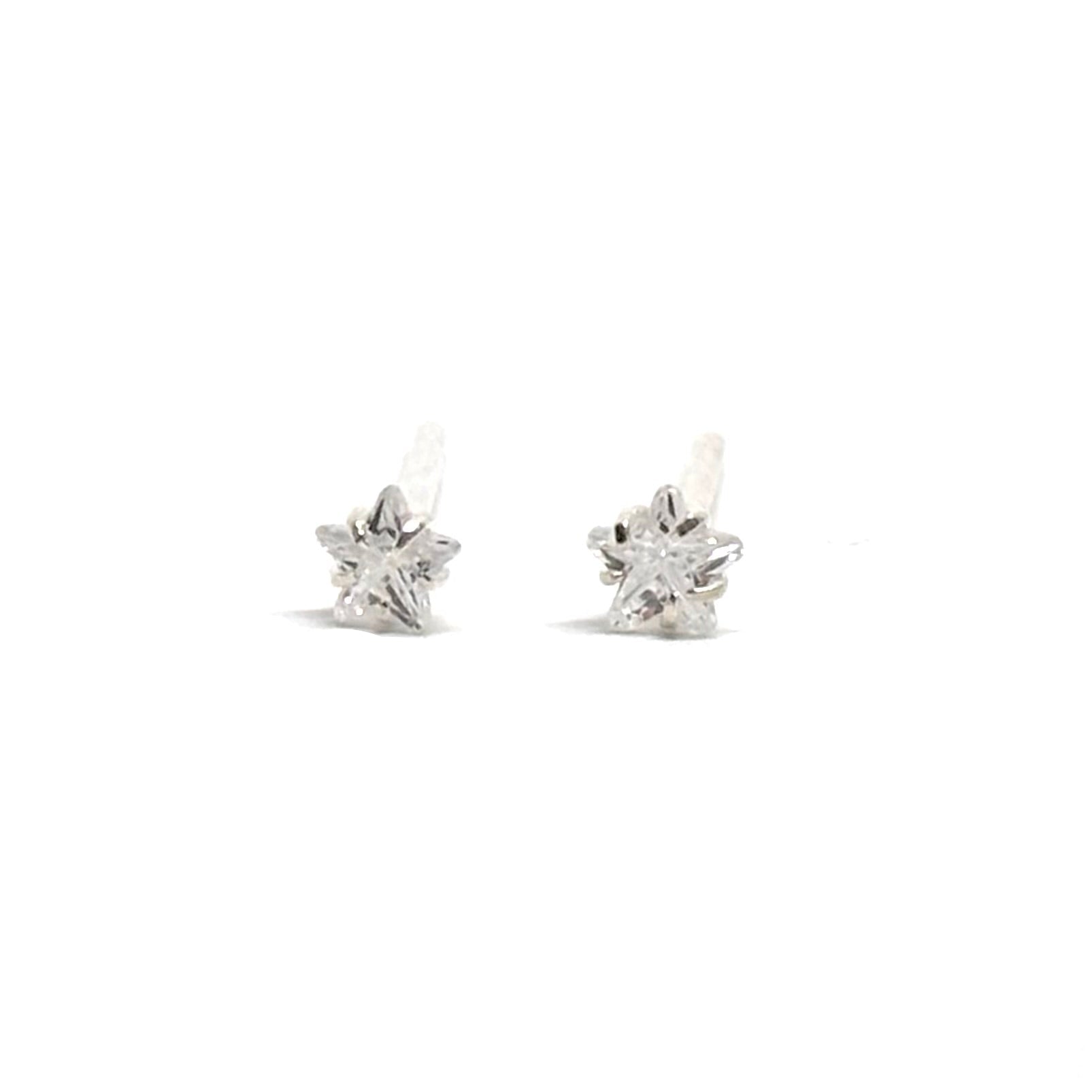 Boucles d'oreilles clous en argent sterling 925, ornées de zircons en forme d'étoile de 3 mm. Design moderne et raffiné, ces boucles capturent l'éclat d'une étoile scintillante, parfaites pour apporter une touche de magie et de sophistication à votre look. Fabriquées en argent sterling 925, elles sont légères et confortables à porter, idéales pour le quotidien ou pour une occasion spéciale. Un bijou élégant et lumineux, symbolisant la brillance céleste.